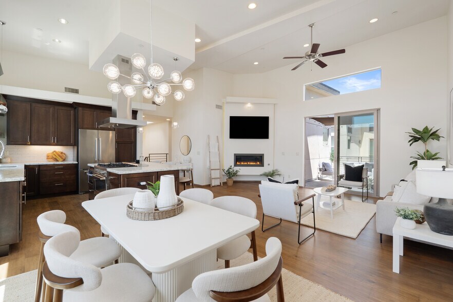 Spacious living area - 2205 Rockefeller Ln