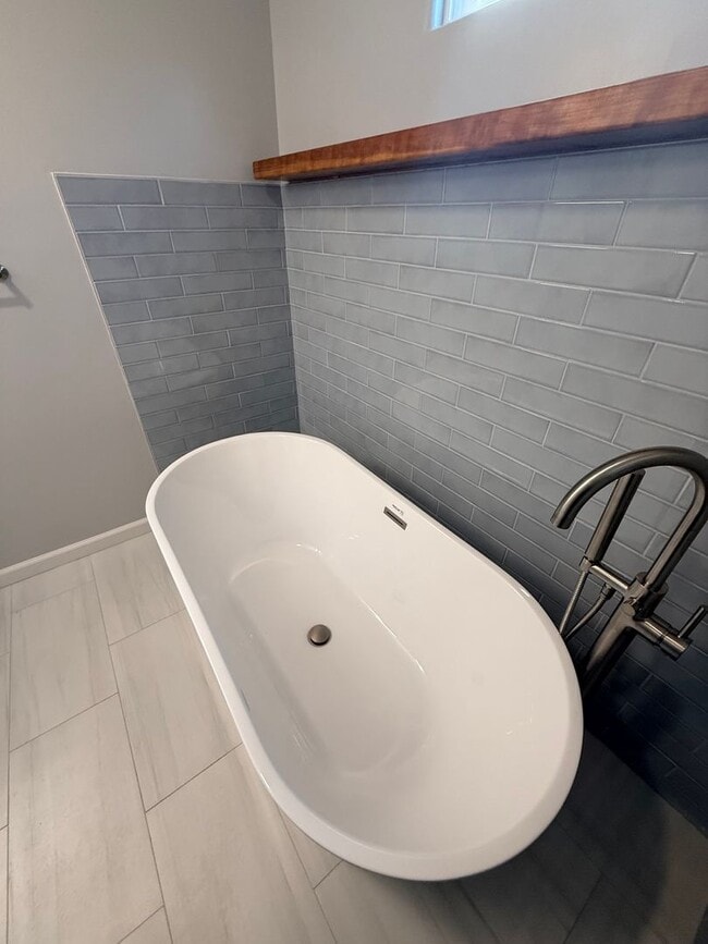 Building Photo - Newly remodeled three bedroom house in Wilmington ready to rent!