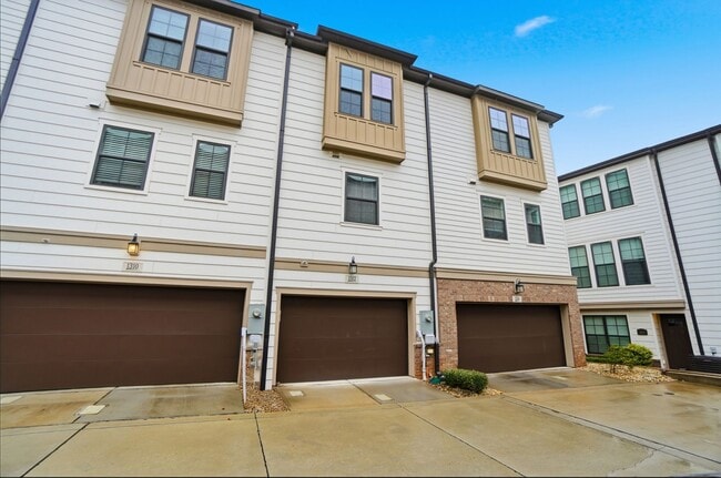 Building Photo - Modern Townhome in the Heart of Plaza Midw...