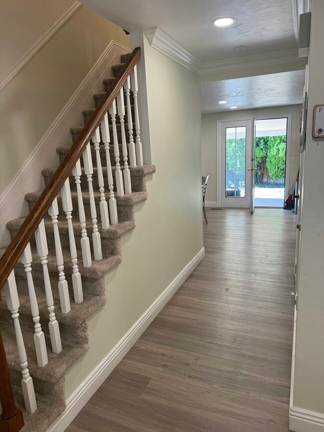 Building Photo - 1242 E Eastridge Cir