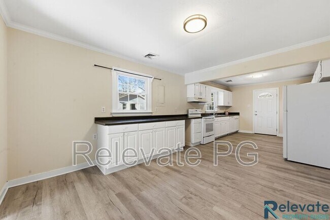 Building Photo - 6805 Lakeshore Dr