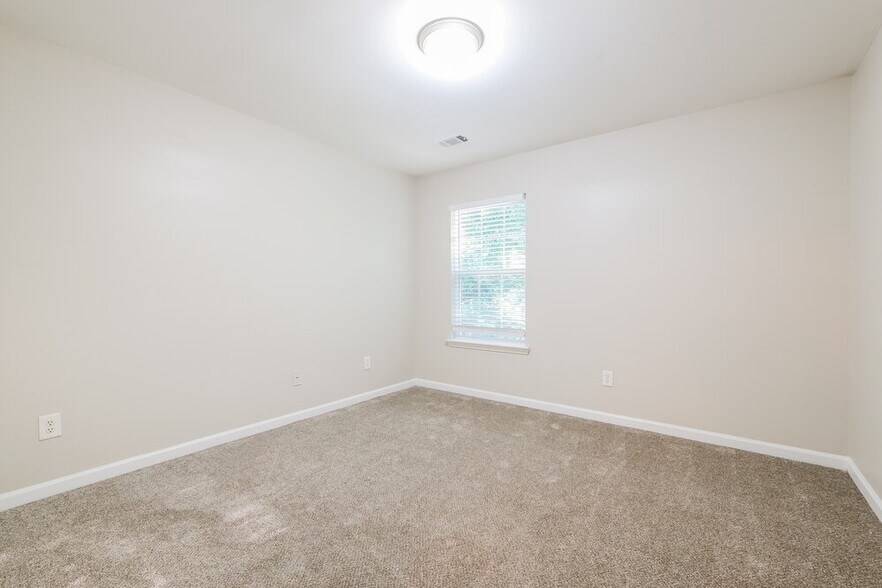 Building Photo - 2770 Mayfair Dr