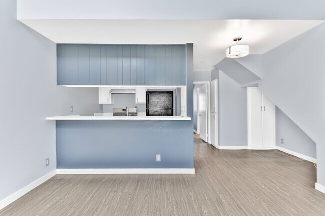 Interior Photo - 533 E 11th Street