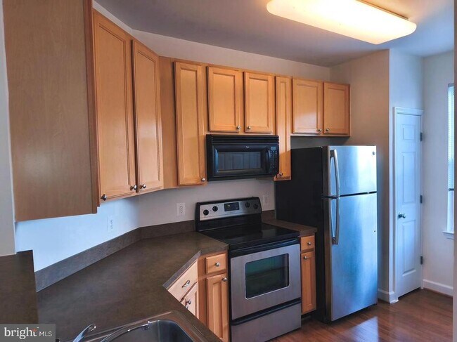 Building Photo - 42492 Mayflower Terrace