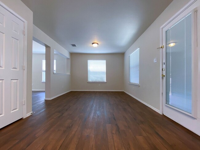 Building Photo - Spacious 4/BR 2.5/BA Two-Story Home with F...