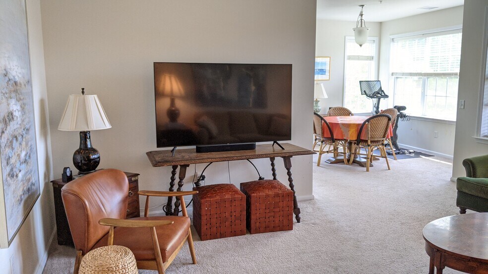 Building Photo - 627 Timberlake Dr