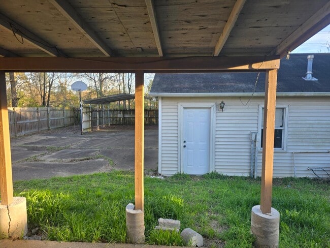 Building Photo - 815 Valley Springs Dr