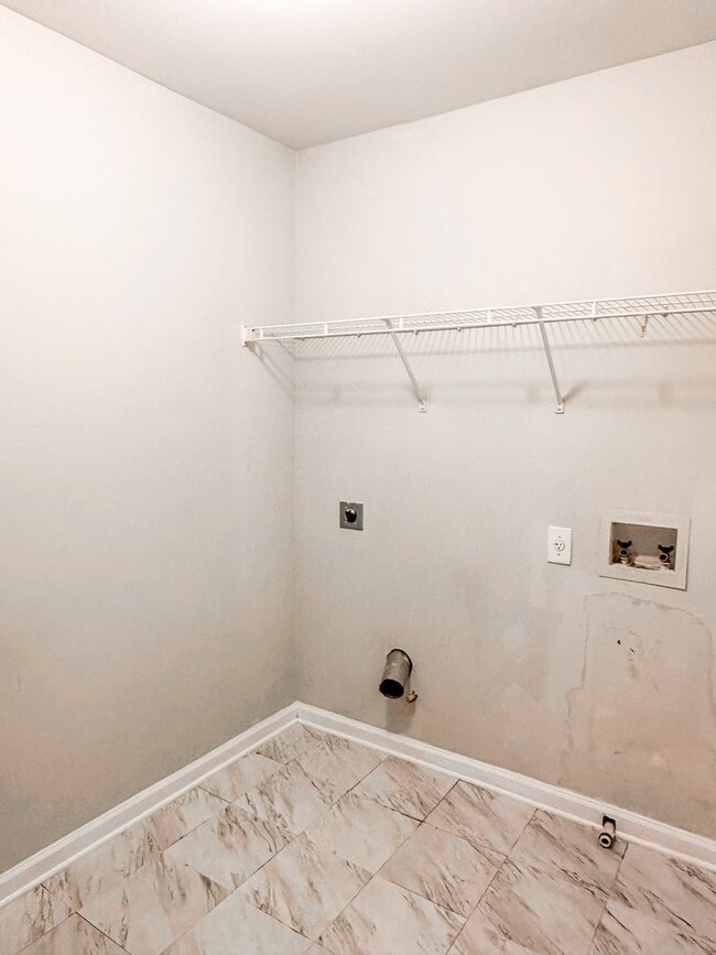 Building Photo - 3/2.5 Townhome in great Oakwood location