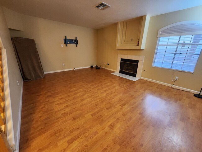 Building Photo - Modern Comfort in the Heart of Summerlin!