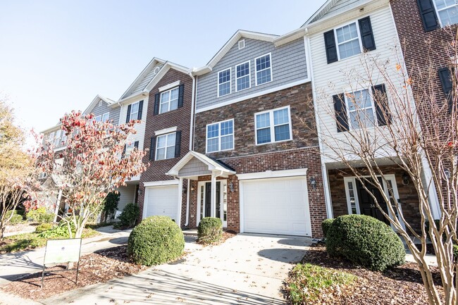 Building Photo - 3 BR townhouse with garage