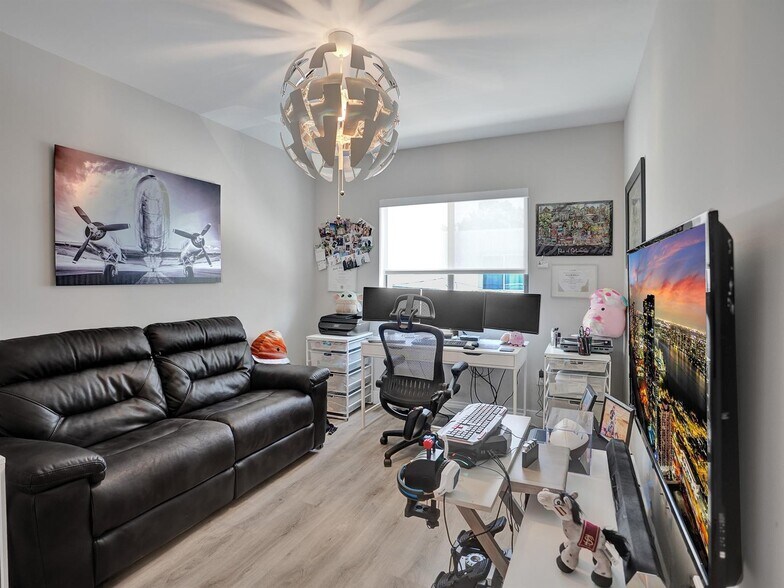 Building Photo - 1604 SW 4th Ave