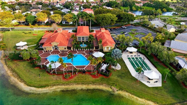 Building Photo - 2615 SE 5th Ct