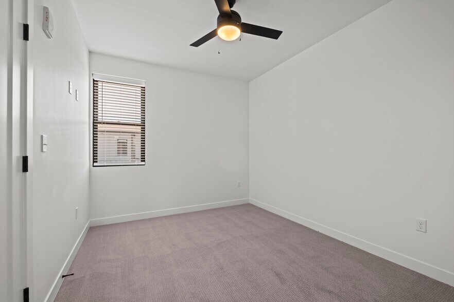 Building Photo - 3009 N Oak Trafficway