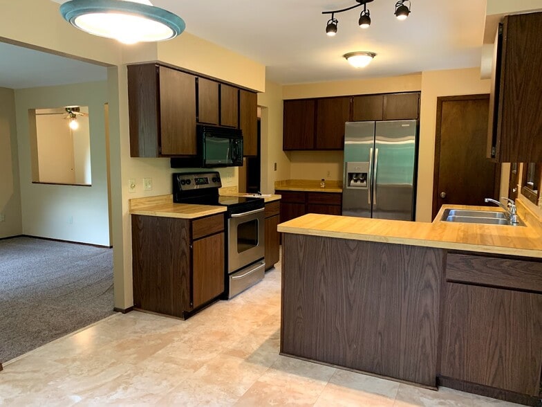 Building Photo - 747 Penbrook Way