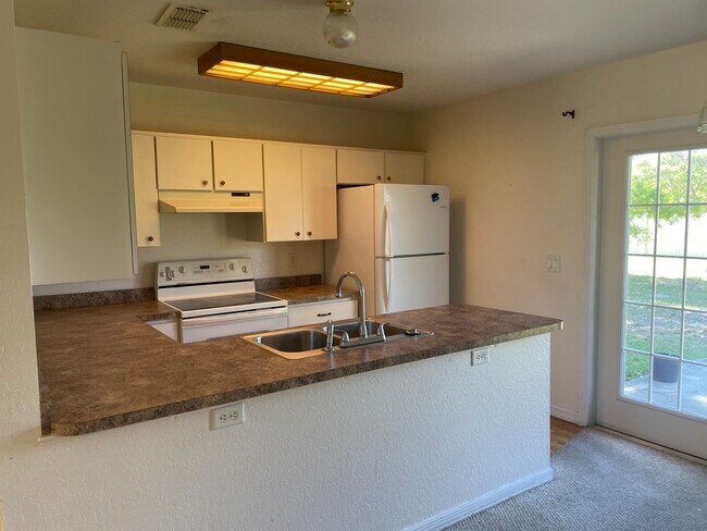 Kitchen - 10 Hemlock Radial Loop