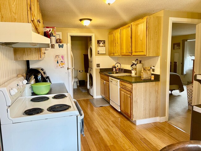 Building Photo - 2 bedroom, 1 bathroom