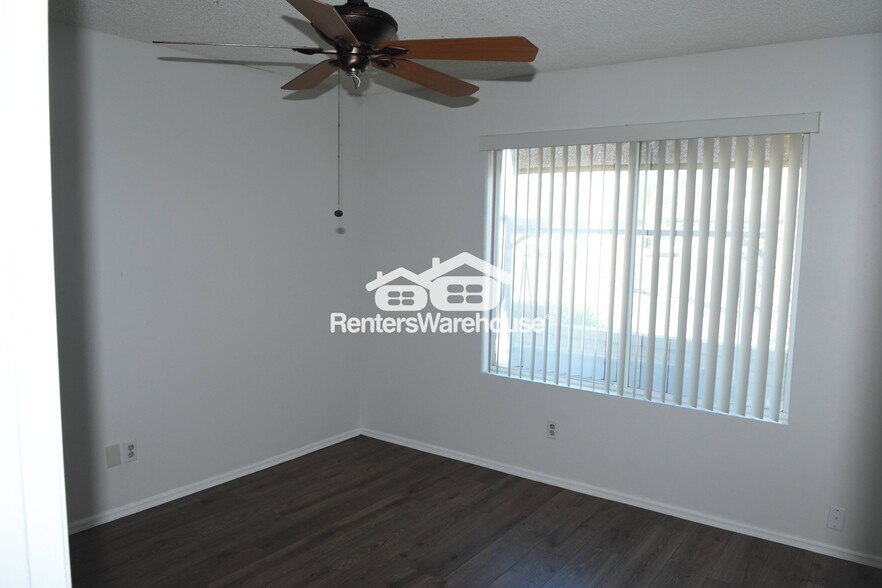 Building Photo - 10700 E Hope Dr