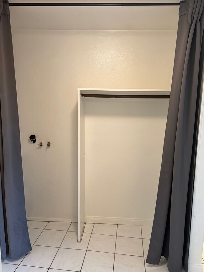 Building Photo - 3050 Rue D’Orleans