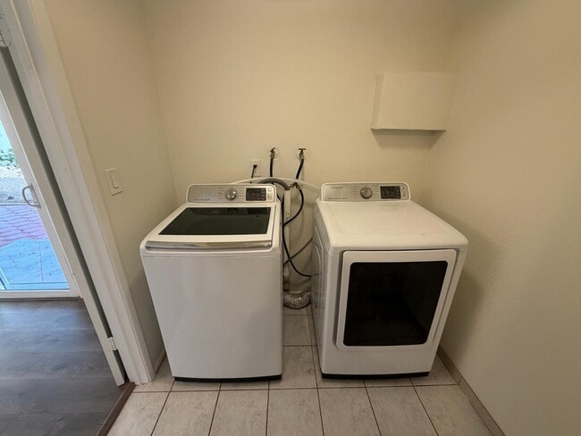 Building Photo - 1244 E Susan Ln