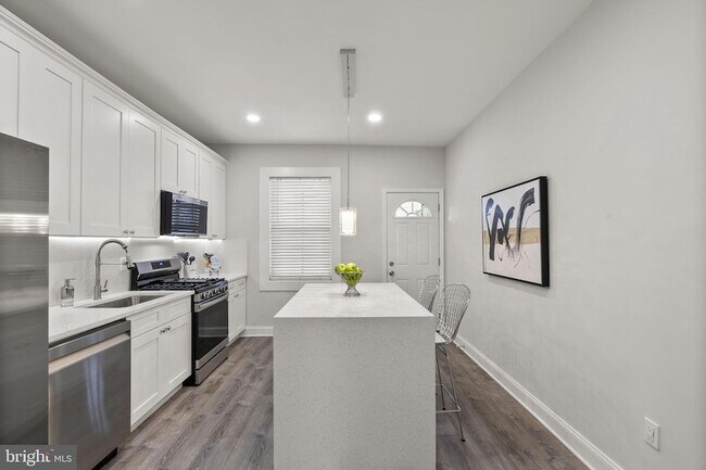 Building Photo - 518 N Lakewood Ave