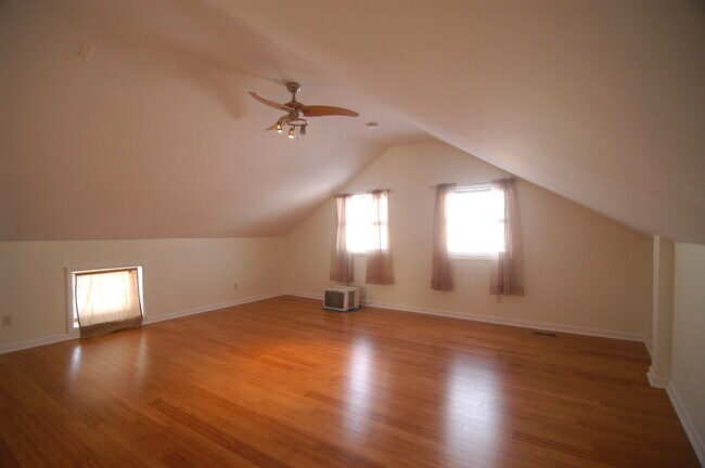 Building Photo - 7099 Lakeshore Rd