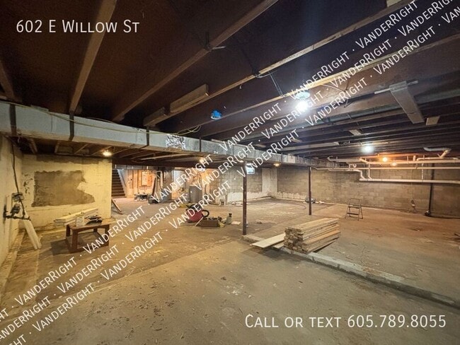 Building Photo - 602 E Willow St
