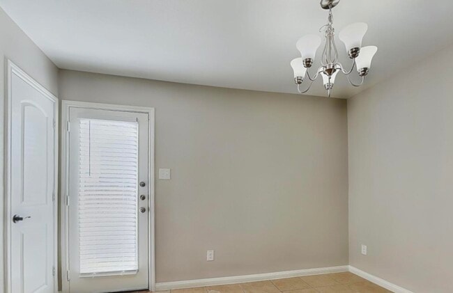 Building Photo - ADORABLE HOME