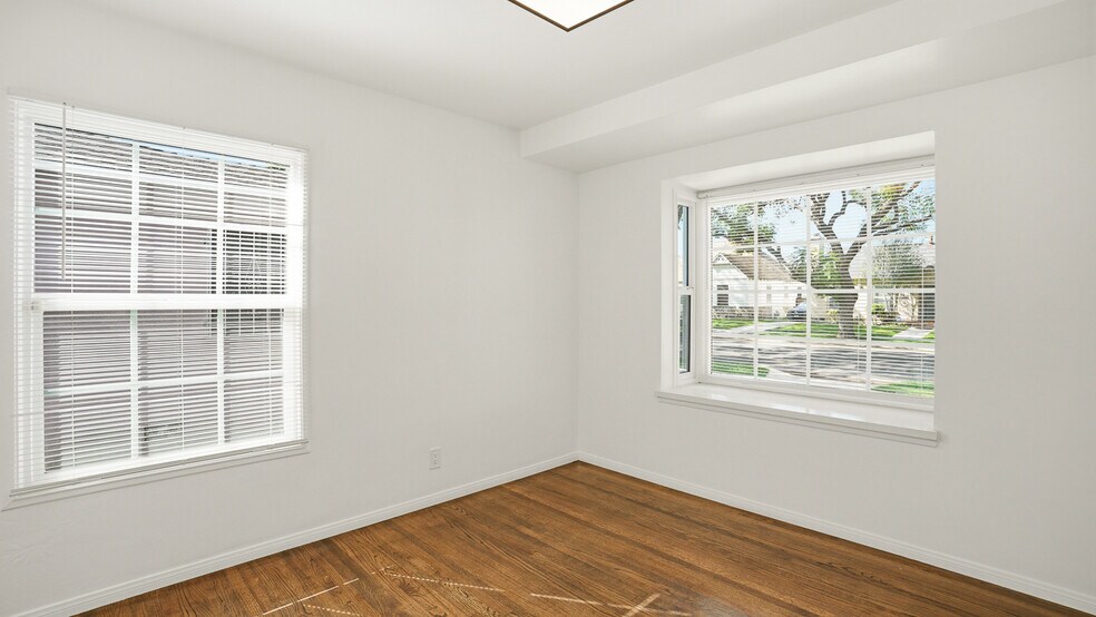 Building Photo - 3936 S Victoria Ave