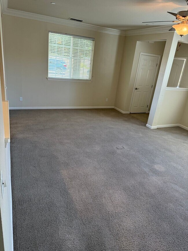 Building Photo - 3-bedroom, 2.5-bathroom townhouse located ...