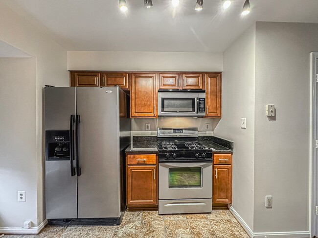 Building Photo - Charming 3 Bed 2.5 Bath Townhome With Pati...