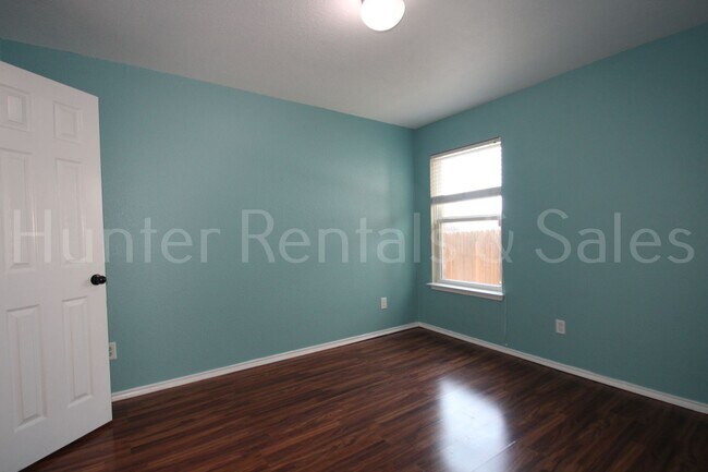 Building Photo - New in Management ! Spacious & Stylish Liv...