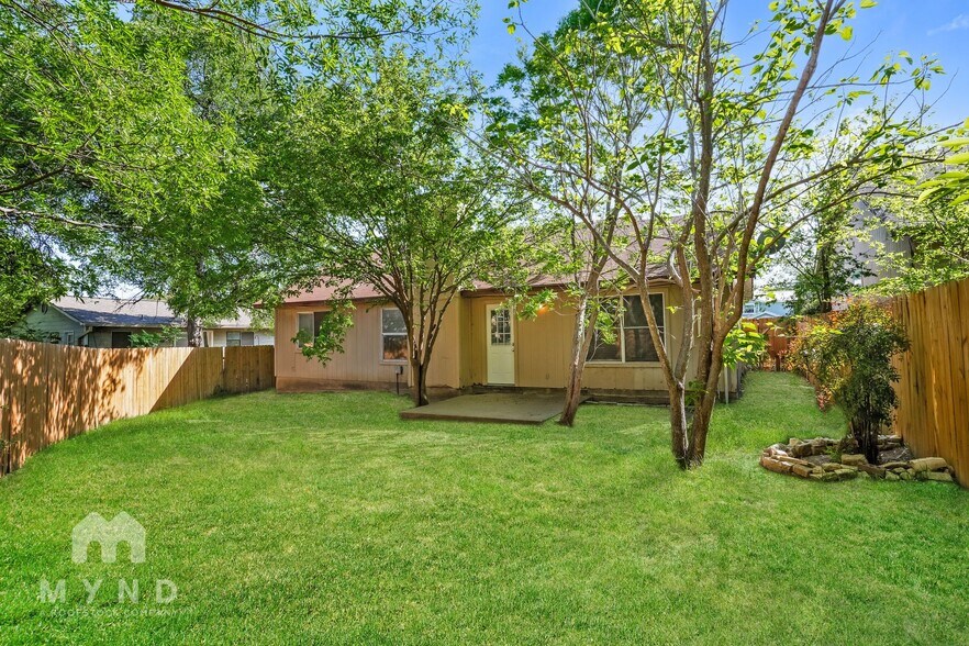 Building Photo - 6204 Duchess Dr