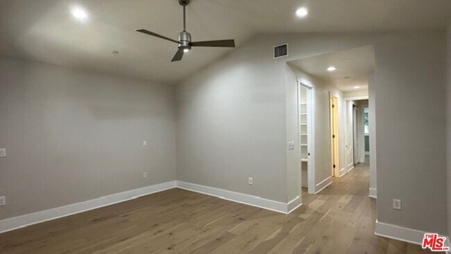 Building Photo - 2020 Holly Dr