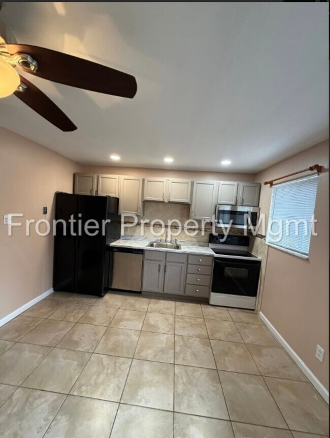 Building Photo - 2 Bedroom, 1 Bath Apartment