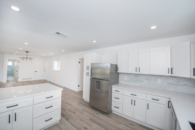 Building Photo - Dover Shores