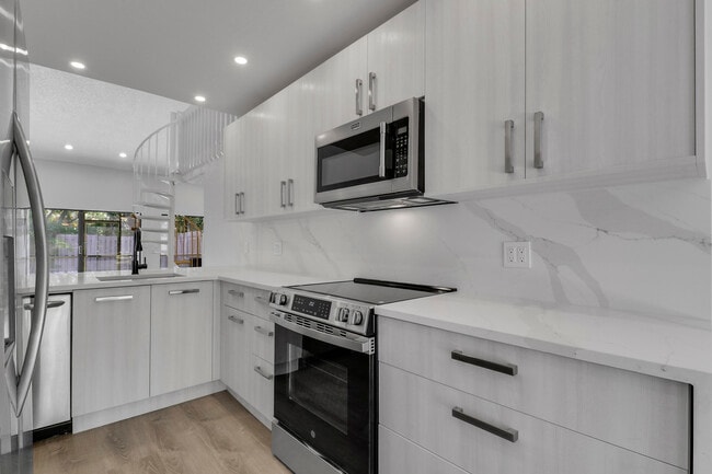 Building Photo - 6680 Thornhill Ct