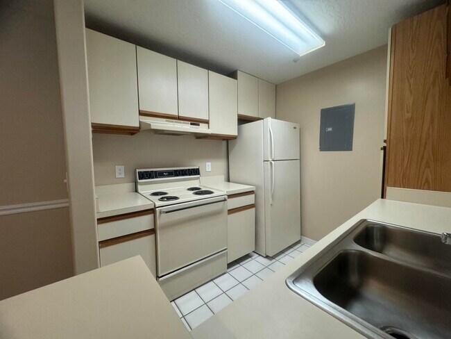 Building Photo - 7667 N Wickham Rd