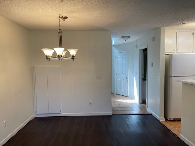 Building Photo - 118 W Briar Dr