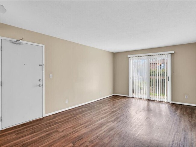 Interior Photo - 8 Ross