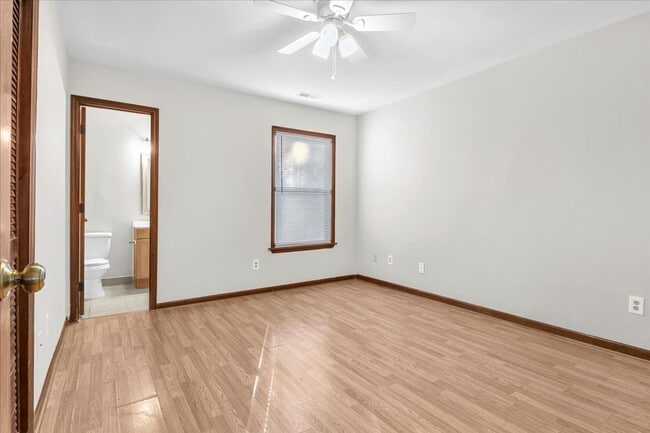 Building Photo - 2 Bed 2.5 Bath Duplex