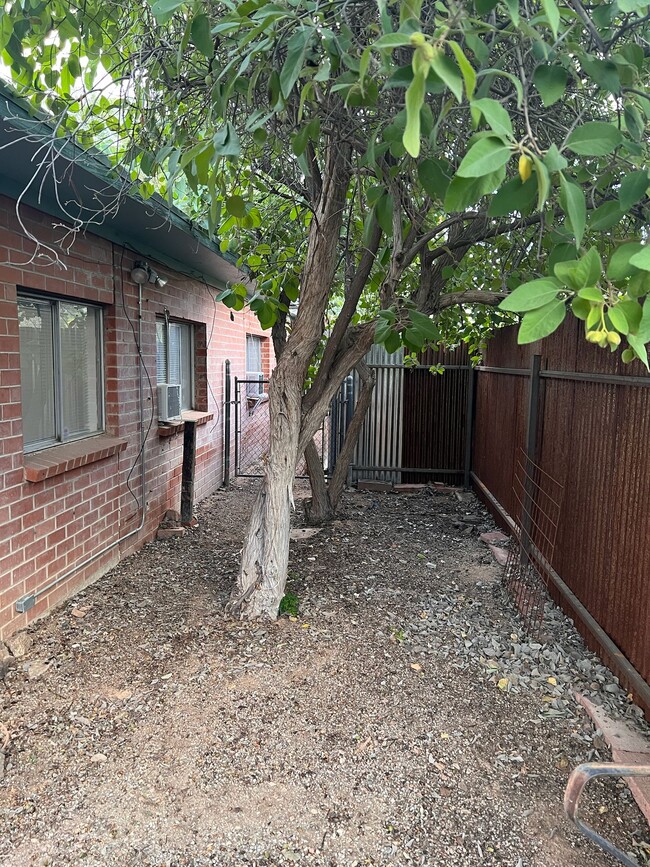 Building Photo - 2555 E Fort Lowell Rd