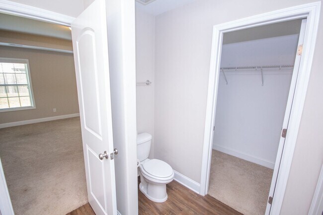 Building Photo - Spacious Full Brick in Athens City Limits!...