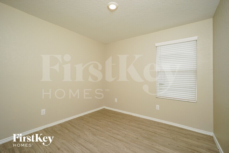 Building Photo - 2402 Double Oak Dr