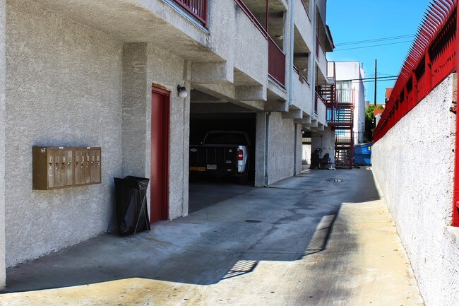 Building Photo - 157 S Hoover St