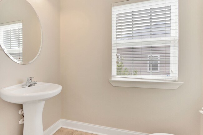 Building Photo - 4 Bed/2.5 Bath in Richmond Hill!