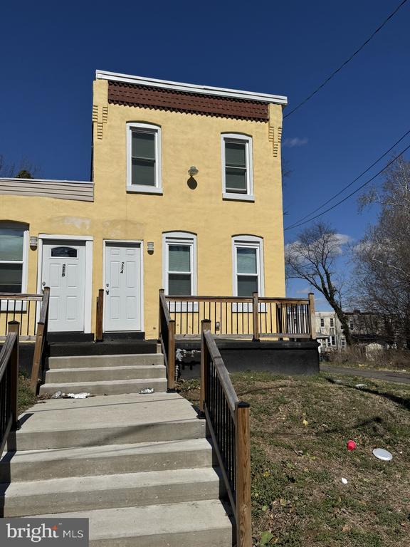 Building Photo - 214 W 8th St