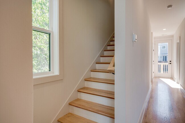 Building Photo - Stunning 4-Bedroom Nashville Home with Granite Countertops, Hardwood Floors, and Fireplace!