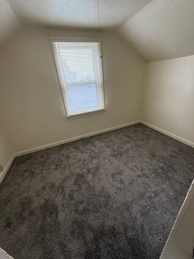 Building Photo - Cute 3 bed house, Great price!