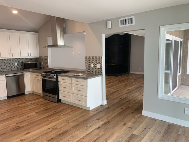 Building Photo - Updated and spacious single-story house on...