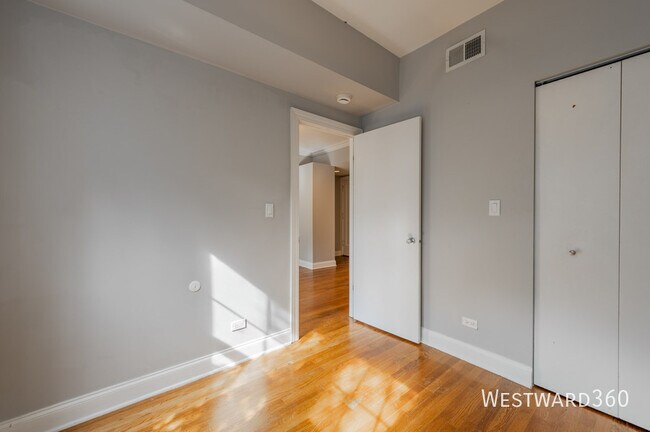 Building Photo - 4420 N Ashland Ave